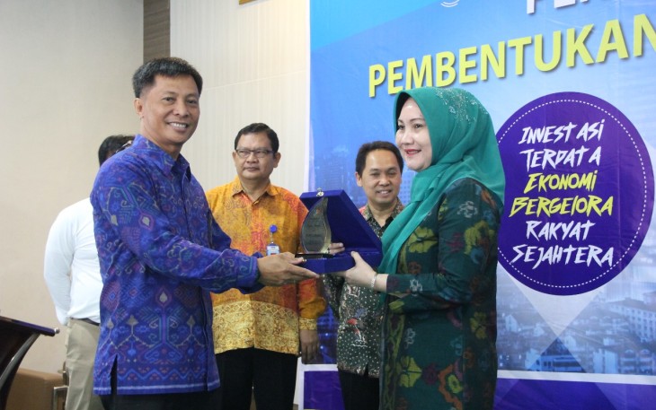 Kepala Bagian Tata Usaha BPS Provinsi Bengkulu Antoni Pestaria Menyerahkan Cindramata Kepada Asisten II Setda Provinsi Bengkulu Yuliswani