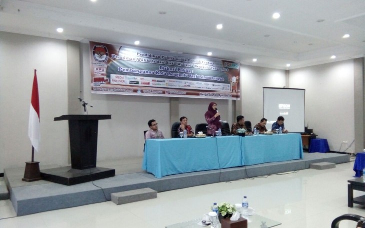 Komisioner KPU Kota Bengkulu Sri Hartati Memberikan Materi Kepada Peserta 