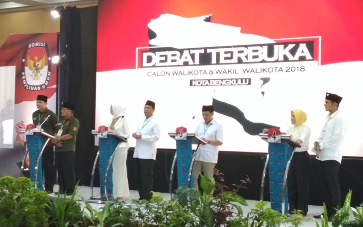 Paslon Wali Kota dan Wakil Wali Kota Bengkulu saat mengikuti debat kandidat terbuka putaran pertama, Sabtu (28/4/2018) malam di Grage Horizon. 