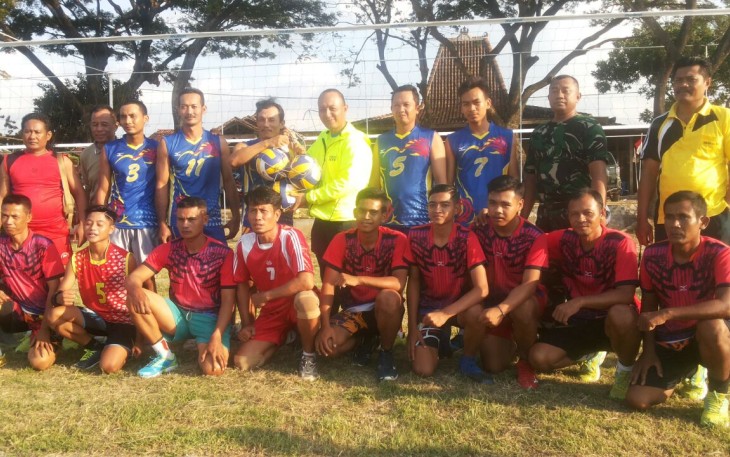 Dandim 0718/pati Letkol Arm Arief Darmawan S.Sos  selaku Dansatgas TMMD melaksanakan foto bersama dengan tim yang akan bertanding, serta menyerahkan kenang-kenangan berupa bola voli  yang di terima langsung oleh ketua Karang Taruna Desa Godo Agil Tri Mulyo.