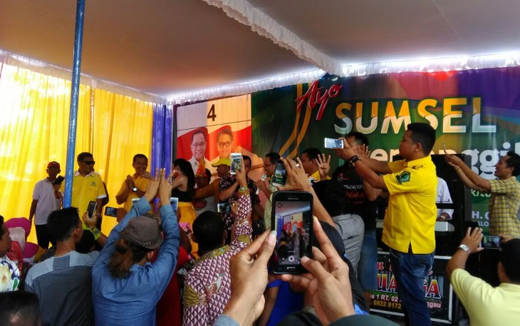 Cagub Nomor urut 4,Dodi Reza Alex saat bernyayi bersama masyarat Lubuklinggau,di halaman Kolam pemancingan Jl.Cereme,Sabtu (28/4).