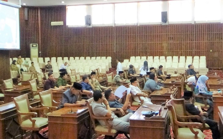Asisten II Setda Provinsi Bengkulu Hj. Yuliswani, SE. MM menghadiri Rapat Paripurna DPRD Provinsi Bengkulu yang ke - III masa persidangan ke - II tahun sidang 2018