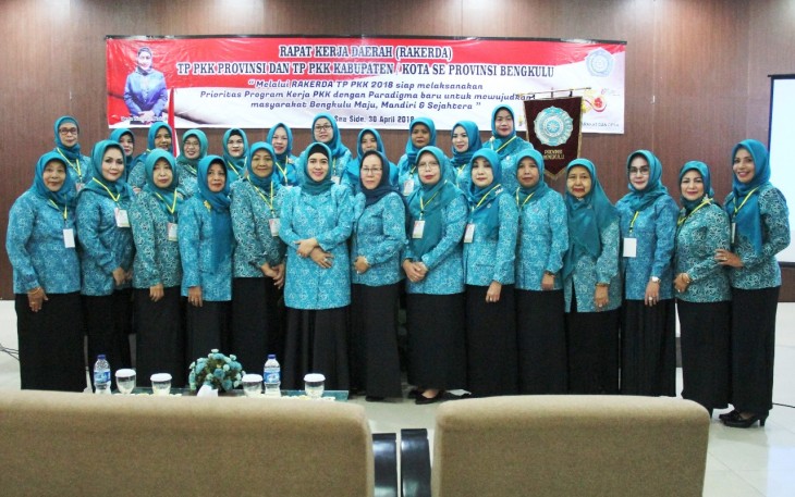 Foto bersama Plt Ketua TP PKK Provinsi Bengkulu Derta Wahyulin Rohidin bersama Pengurus TP PKK Provinsi dan Kabupaten-Kota usai pembukaan Rakerda.