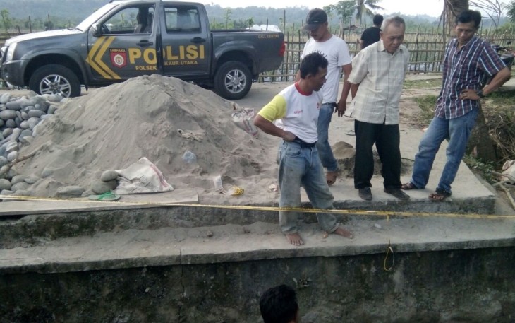 Polisi saat melakukan olah TKP