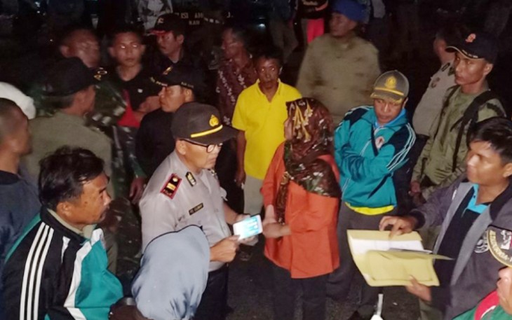 Petugas Satpol PP bersama aparat TNI dan Polri saat melakukan penertiban 