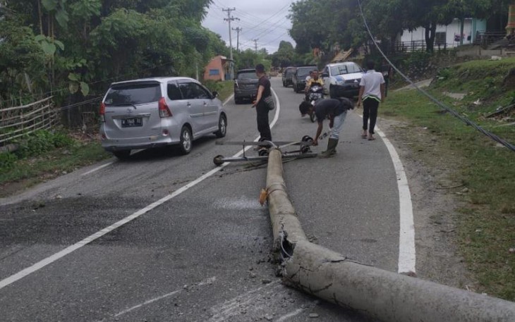 Kondisi robohnya tiang listrik di Desa Kemang Manis, Minggu (27/05/18)