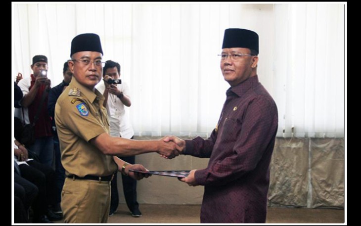 Plt. Gubernur Bengkulu Rohidin Mersyah menyerahkan secara langsung SK Penunjukan Pelaksana Tugas Bupati Bengkulu Selatan.