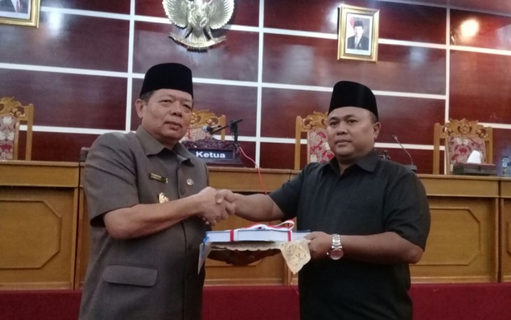 PJ Wali Kota Bengkulu Budiman Ismaun  Menyerahkan LKPJ Ke Wakil ketua I DPRD Kota Bengkulu Yudi Darmawansyah 