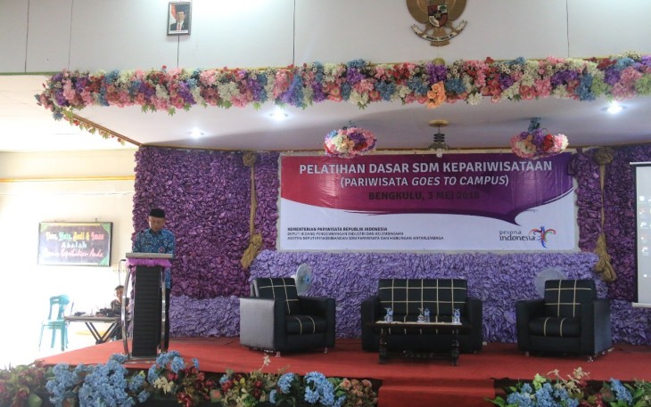  Staf Ahli Bidang Pembangunan dan Ekonomi Keuangan Tony Elfian Memberikan Sambutan 