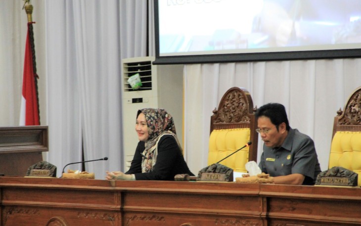 Mewakili Gubernur Bengkulu, Asisten II Setda Provinsi Bengkulu Yuliswani menghadiri Rapat Paripurna DPRD Provinsi Bengkulu yang ke- VII