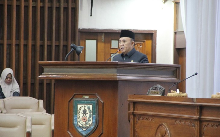 Sekda Provinsi Bengkulu Nopian Andusti hadir dan membacakan jawaban Plt Gubernur Bengkulu atas Pandangan Fraksi-Fraksi DPRD Provinsi Bengkulu terkait 3 Raperda.