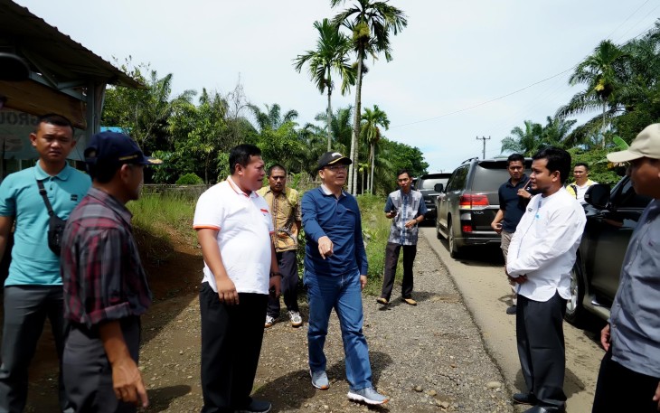 Rohidin saat meninjau pembangunan jalan provinsi di Mukomuko, Rabu (30/5).