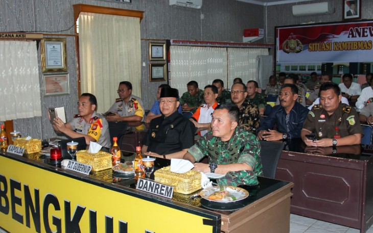 Plt Gubernur Rohidin Mersyah saat mengikuti video Conference Rapat koordinasi lintas sektoral dalam rangka kesiapan pengamanan pilkada serentak 2018