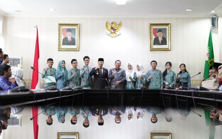 Plt Gub berikan reward dan apresiasi atas prestasi siswa-siswi SMK dengan nilai tertinggi UN SMK tahun 2017-2018.