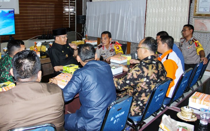 Plt gubernur Bengkulu Rohidin Mersyah saat mengikuti video conference (Vicon) Rapat koordinasi lintas sektoral dalam rangka analisa dan evaluasi  (ANEV) pengamanan Idul Fitri 1439 H/2018 Masehi di Polda Bengkulu.  