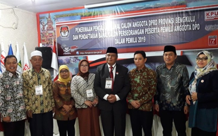 Ahmad Kanedi saat mendaftarkan diri ke KPU Provinsi Bengkulu