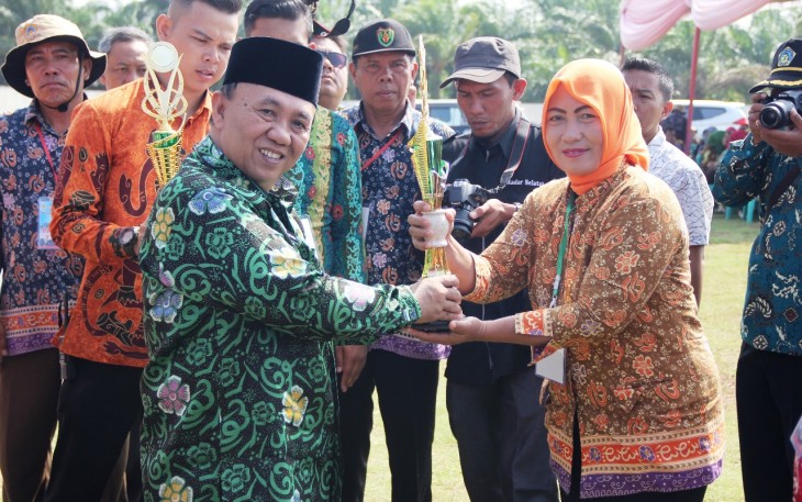 Penyerahan Piala dan hadiah kepada Pemenang Lomba PEDA KTNA XVI. 