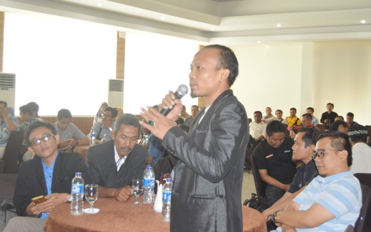 Wibowo Susilo, pimpinan media online di Bengkulu saat bertanya terkait pembentukan Badan Usaha Milik Desa (BUMDes) demi meningkatkan Pendapatan Desa kepada Menteri Desa, Pembangunan Daerah Tertinggal dan Transmigrasi, Eko Putro Sandjojo 