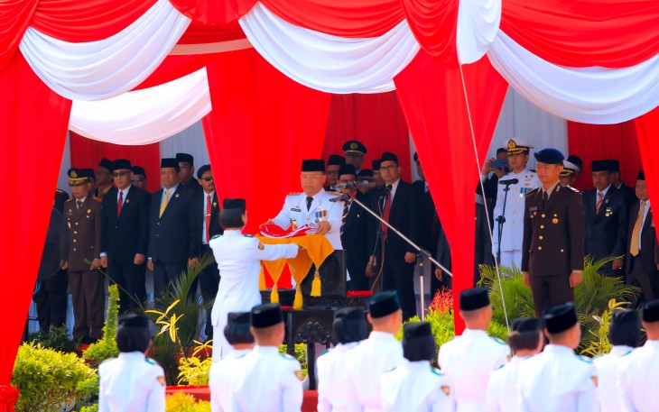 Plt. Gubernur Menyerahkan Sang Saka Merah Putih Pada Paskibraka
