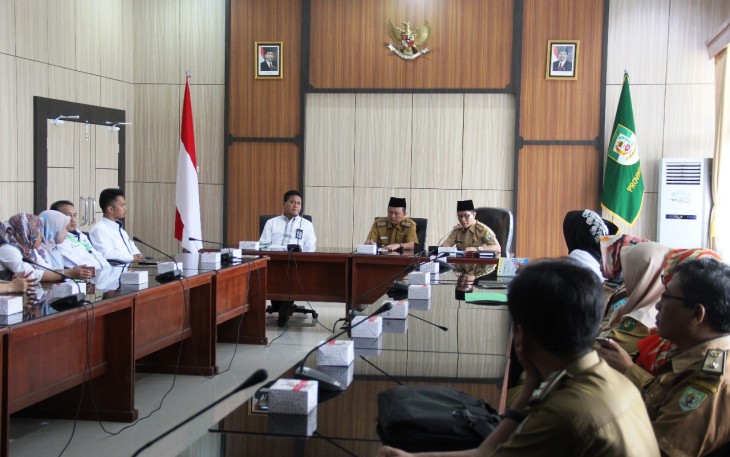 Didampingi Karo Pemkesra Rehal Hikmal, Asisten I Setda Provinsi Bengkulu Hamka Sabri hadir pada audiensi antara Pemprov Bengkulu dengan Tim Penilai Lembaga Sekolah Sehat.