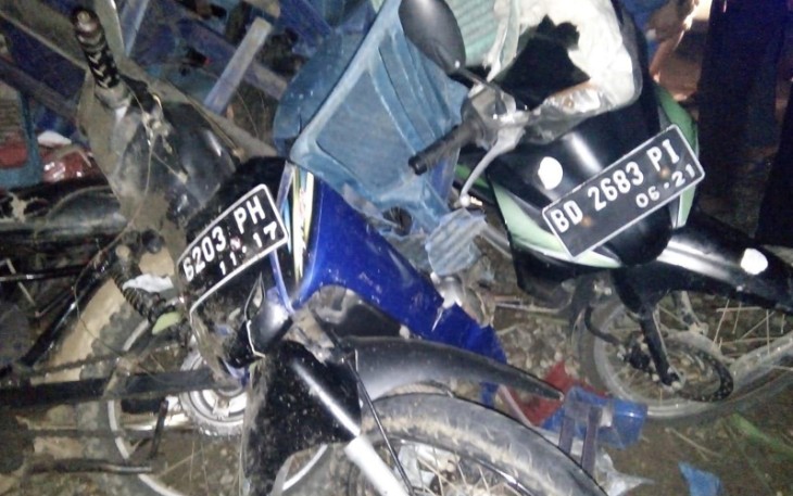Saat kejadian nampak beberapa unit kendaraan sepeda motor ringsek