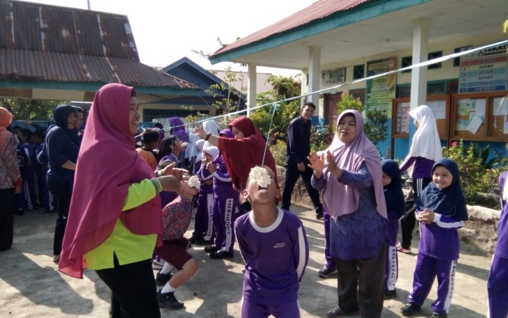 Kepala Sekolah SDN 68 Nursana Memberikan Semangat Kepada Anak-anak Peserta Lomba