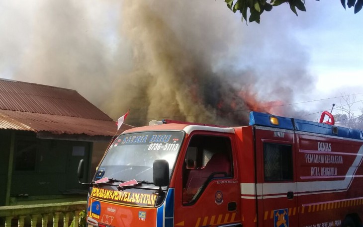 Mobil Damkar Sedang Memadamkan Api 