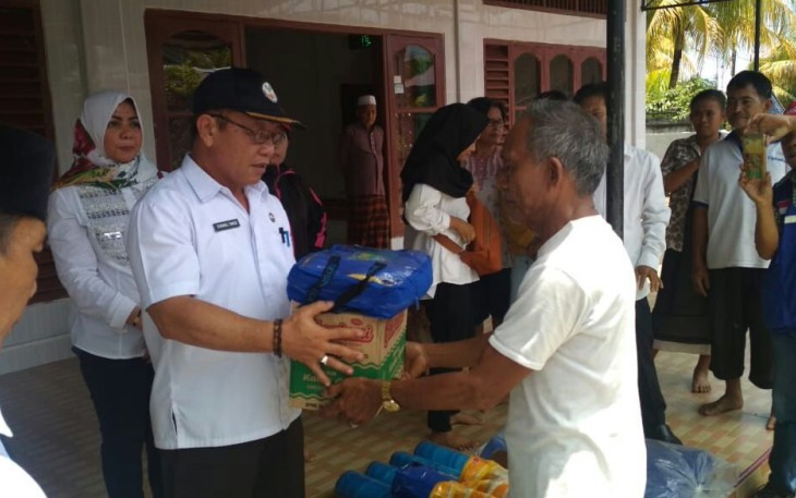 Dinsos Kota Bengkulu memberikan bantuan kepada korban banjir