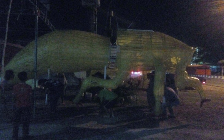 Warga gotong royong memindahkan telong-telong ke pinggir jalan raya