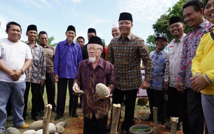 Plt gub hadir di Bintuhan Kab Kaur melakukan prosesi Peletakan Batu Pertama pembangunan Gedung Dakwah PDM Kaur.