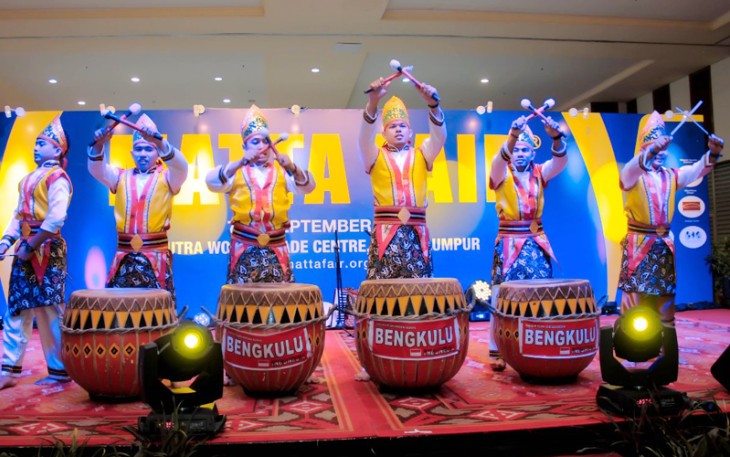 Penampilan Hari Kedua, musik dhol di Matta Fair 2018 yang berlangsung di Stage Performance Hall 1 PWTC Kuala Lumpur.