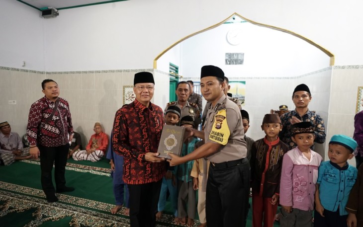 Plt Gubernur Rohidin Mersyah berkunjung serta memberikan bantuan ke taman membaca dan pondok ngaji TPA Padang Manis