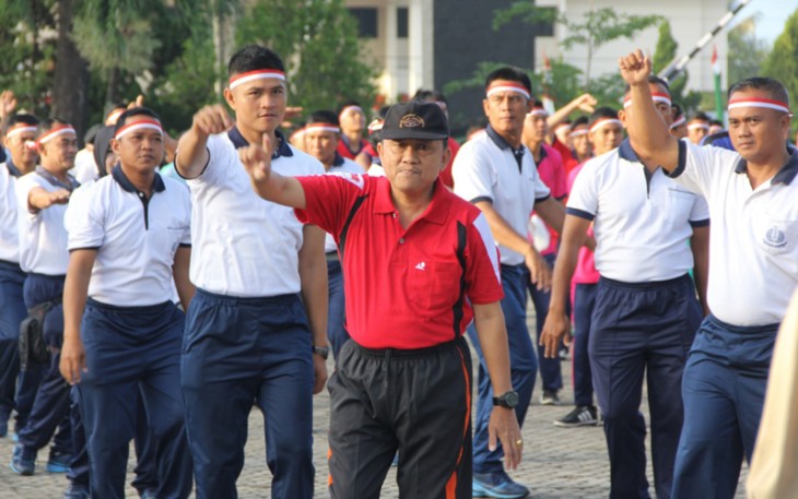 Asisten I Setda Provinsi Bengkulu Hamka Sabri mengikuti senam Gemu Famire di lapangan Makorem 041 Gamas Bengkulu.