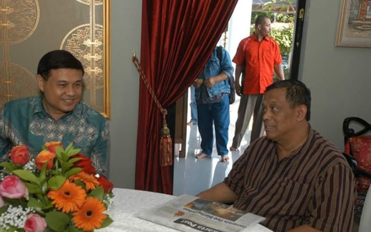 Wartawan senior Aat Surya Safaat (kiri) bersama mantan Panglima TNI Djoko Santoso (kanan)