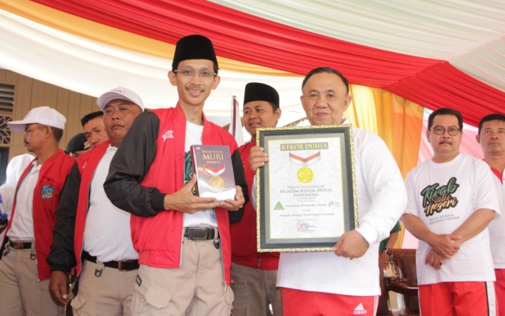 Penyerahan Piagam Rekor secara langsung oleh perwakilan MURI kepada Sekretaris Daerah Provinsi Bengkulu Nopian Andusti