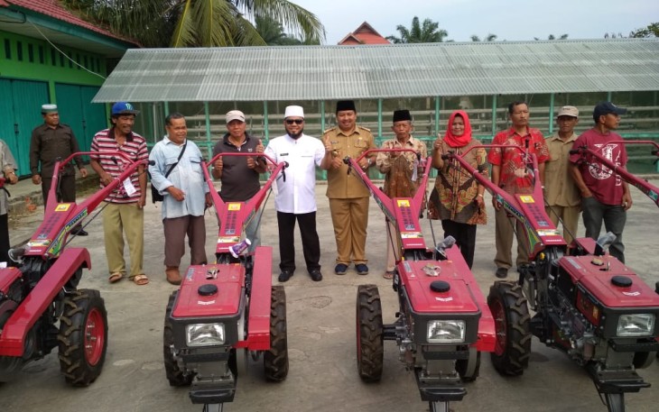 Walikota Bengkulu Helmi Hasan bagikan Alsintan