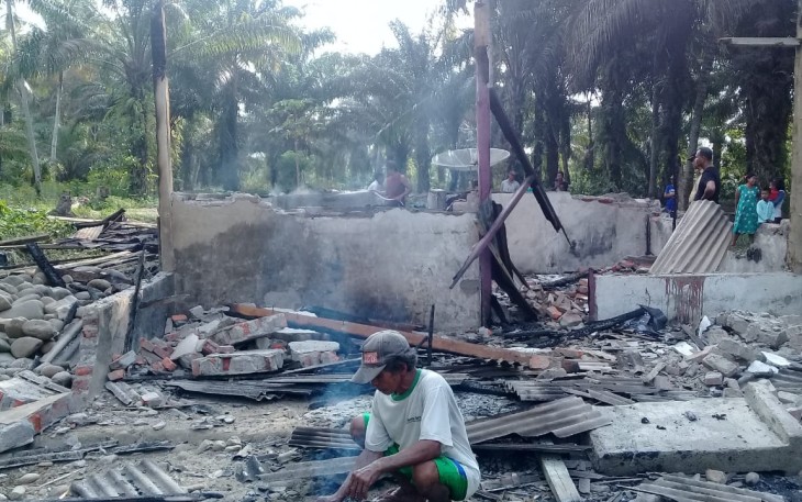 Nampak rumah Yayan Suryana hancur ludes terbakar
