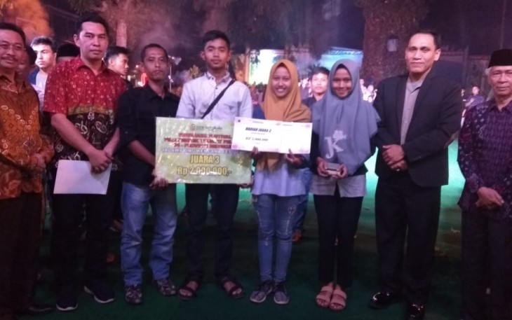 Foto bersama Siswa SMK Negeri 4 Bengkulu Utara didampingi dewan guru pembina tim film pendek pada malam puncak Festival Film Pendek di Kabupaten Rejang Lebong, Sabtu (27/10). 