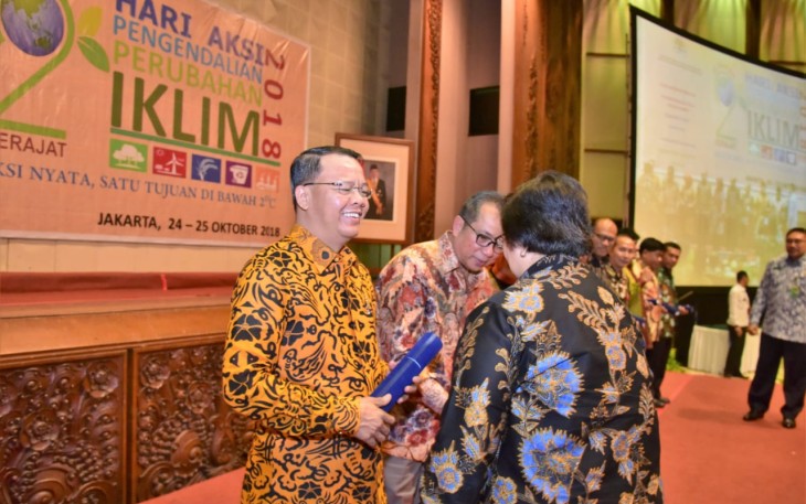Menteri Lingkungan Hidup dan Kehutanan RI Siti Nurbaya memberikan ucapan selamat kepada Plt Gubernur Bengkulu Rohidin Mersyah