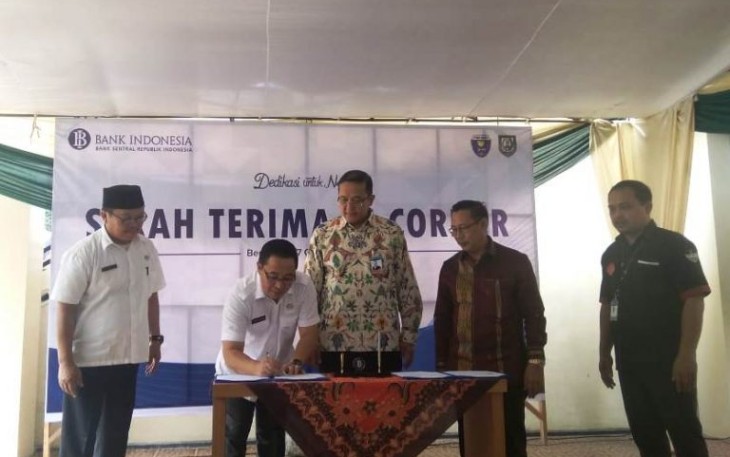 Kepala Dinas Perpustakaan dan Kearsipan, Atisar Sulaiman Menerima Bantuan 