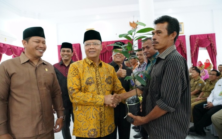 Penyerahan bantuan alat pertanian kepada kelompok tani di Kabupaten Seluma.