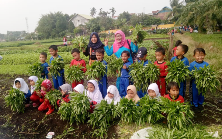 Foto bersama usai panen sayur Guru dan Murid TK Tunas Harapan