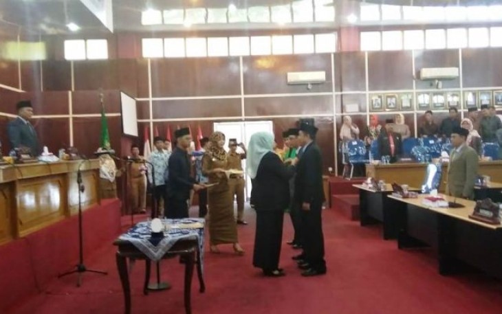 Ketua DPRD Kota Bengkulu Baidari Citra Dewi Melantik PAW Solihin Adnan S.H dan  Marliadi S.E 