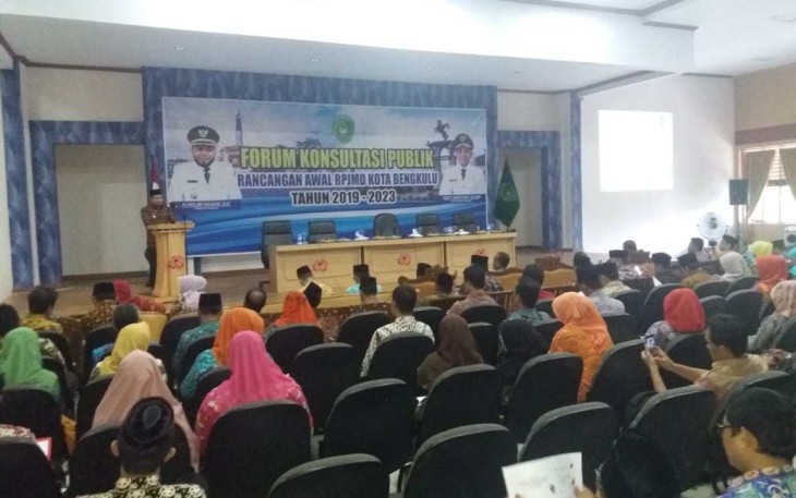 Walikota (Wawali) Bengkulu Dedy Wahyudi saat membuka kegiatan Forum Konsultasi Publik Rancangan Awal RPJMD Kota Bengkulu Tahun 2019-2023 di Ruang Gunung Bungkuk, Kantor Walikota Bengkulu, Kamis (18/10).