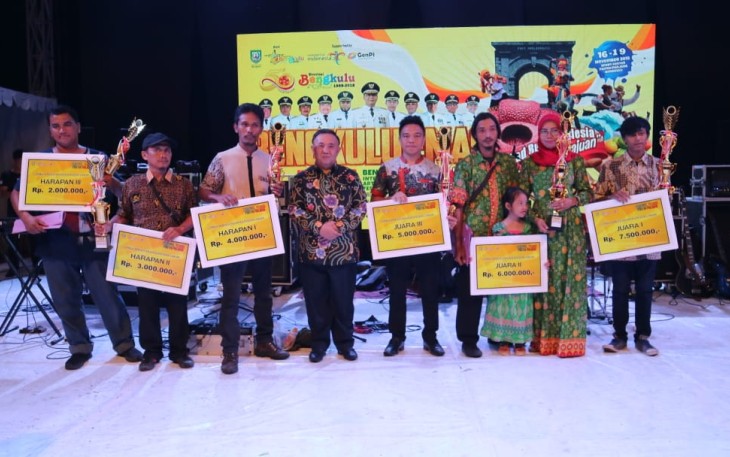 Sekda Nopian Adusti (tengah) saat menutup Festival 