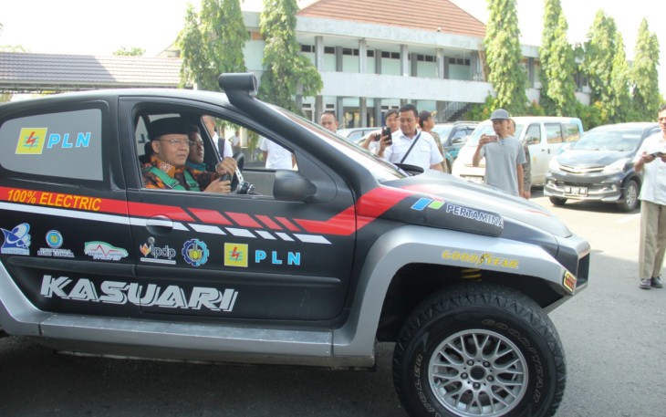Plt Gubernur Bengkulu Rohidin Mersyah saat test drive mobil listrik