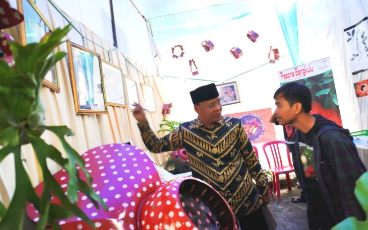 Buka Festival Kehutanan, Plt Gub Rohidin Mersyah tinjau stand stand pengelolaan perhutanan sosial.