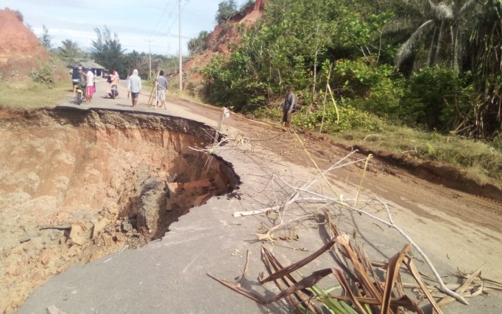 Kondisi Jalinbar di Desa Urai nyaris putus akibat abrasi
