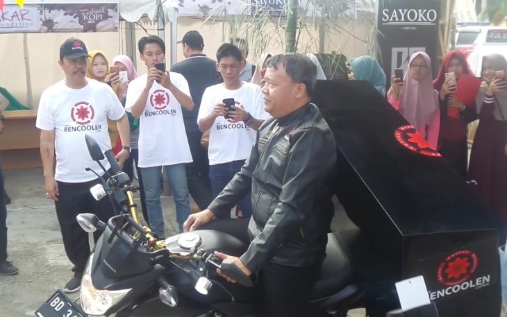 Plt Gubernur Bengkulu Rohidin Mersyah saat menjejal costum rider dengan berkeliling di kawasan Pantai Panjang dengan menjajakan kopi Bengkulu