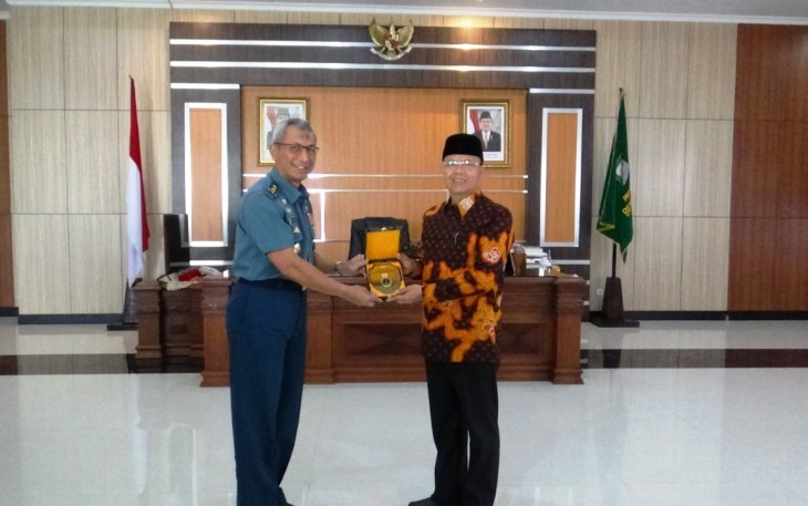Penyerahan Cinderamata, Pelakat, Panduan Hidrografi dan Oseanografi serta Peta.